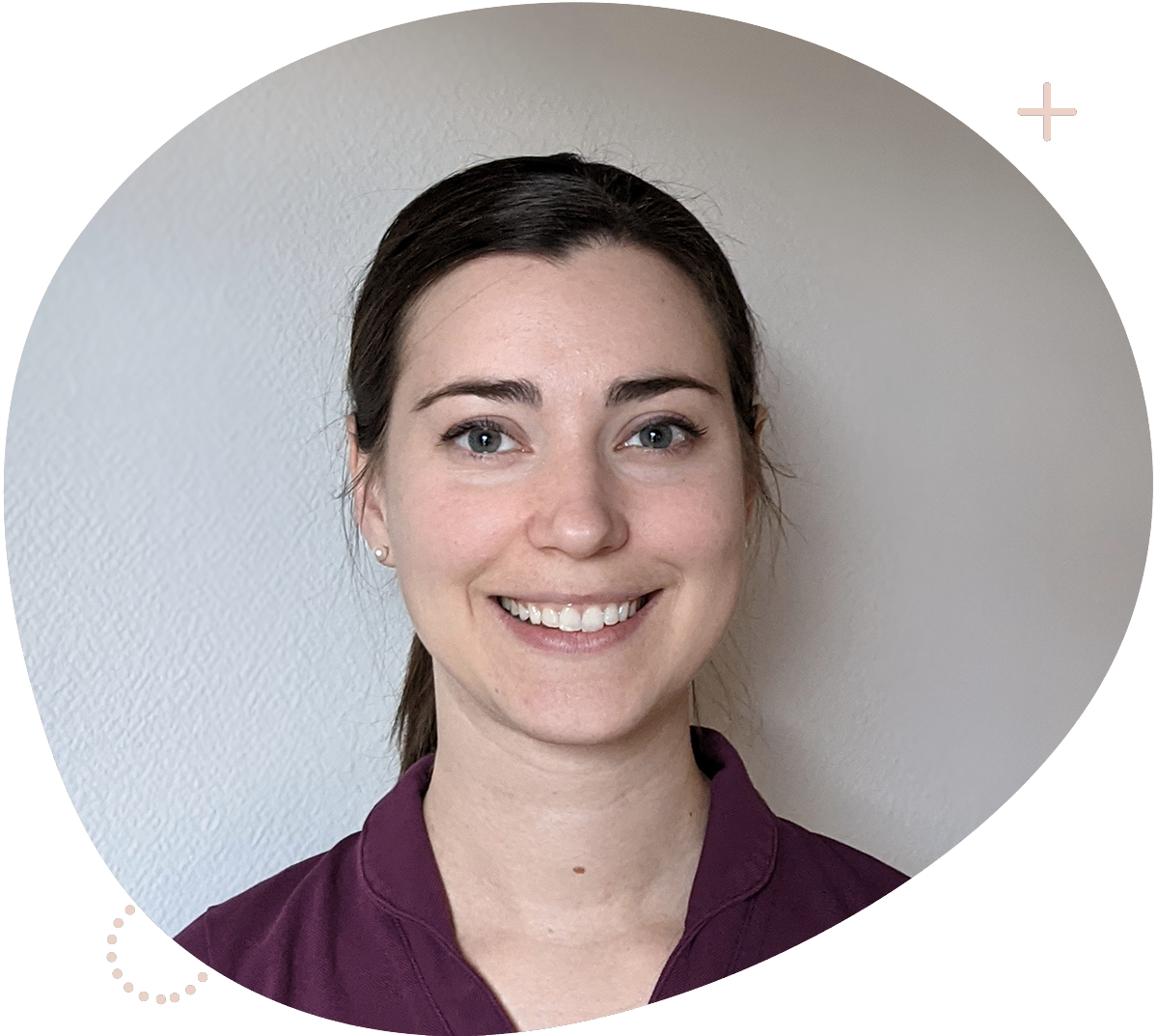 https://www.dentiste-heitzmann-haguenau.fr/wp-content/uploads/2023/01/fond_profil_charlotte.png